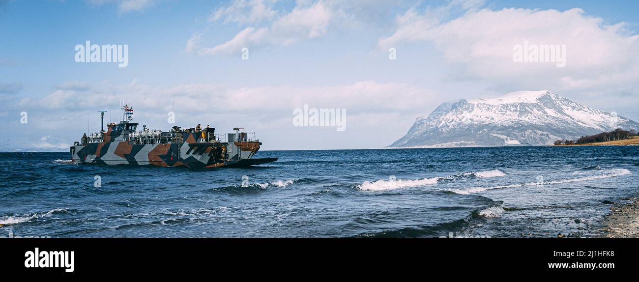 Korps Marinier with the Royal Netherlands Marine Corps conduct an amphibious landing with a Landing Craft Utility (LCU) during Exercise Cold Response 22 in Sandstrand, Norway, March 21, 2022. Exercise Cold Response 22 is a biennial Norwegian national readiness and defense exercise that takes place across Norway, with participation from each of its military services, including 26 North Atlantic Treaty Organization (NATO) allied nations and regional partners. (U.S. Marine Corps photo by Sgt. William Chockey) Stock Photo