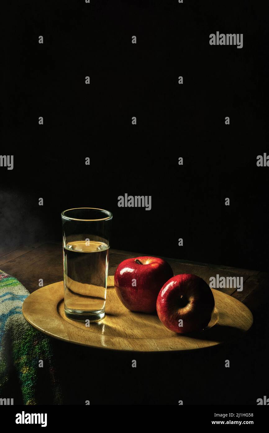 Bodegón de manzanas, vaso con agua y plato de madera. / Still life of apples, glass of water and wooden plate. / Stock Photo