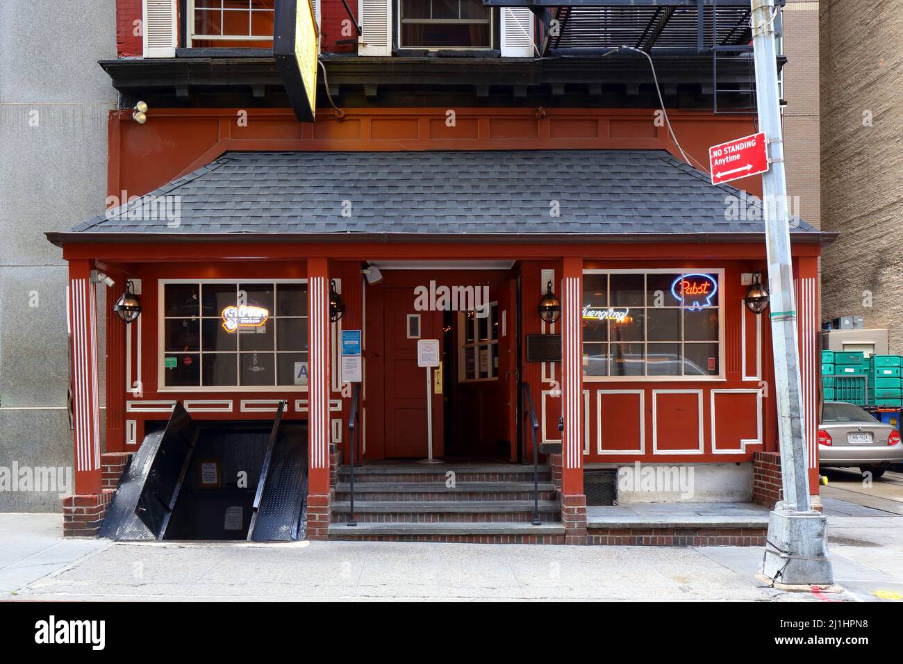 White Horse Tavern, 25 Bridge St, New York, NYC storefront photo of a bar in the Financial District in Lower Manhattan. Stock Photo