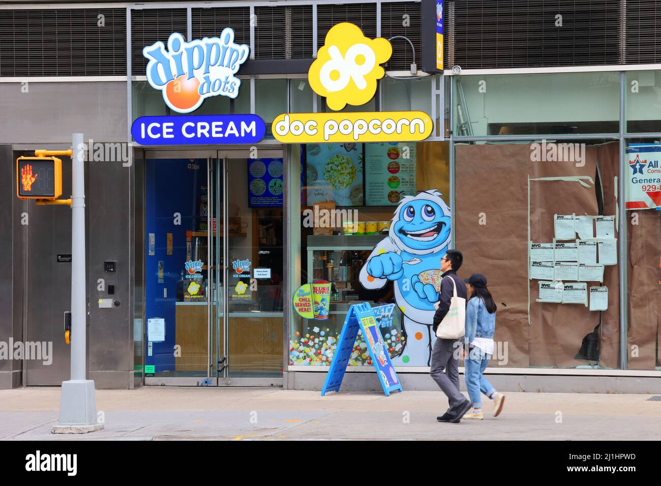 Dippin' Dots, Doc Popcorn, 24 E 23rd St, New York, NY. exterior storefront of an ice cream shop and popcorn shop at Madison Square Park. Stock Photo