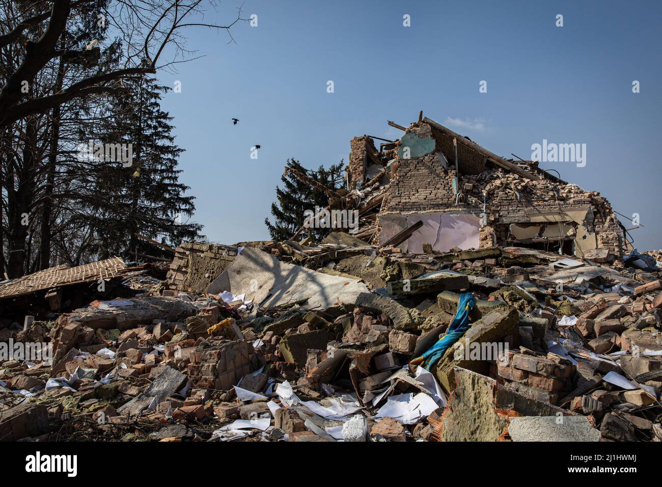 Kyiv, Ukraine. 25th Mar, 2022. Debris of the civilian house destroyed by Russia shelling Kyiv Oblast as the Russian military intensify the offensive to the capital of Ukraine, Kyiv. Amid the intensified Russian offensive to Ukraine across the country. Numerous homes have been destroyed and people displaced, as the UN says 6.5m displaced inside the country and over 3.2 million refugees have been fled from the war crisis. (Photo by Alex Chan Tsz Yuk/SOPA Images/Sipa USA) Credit: Sipa USA/Alamy Live News Stock Photo