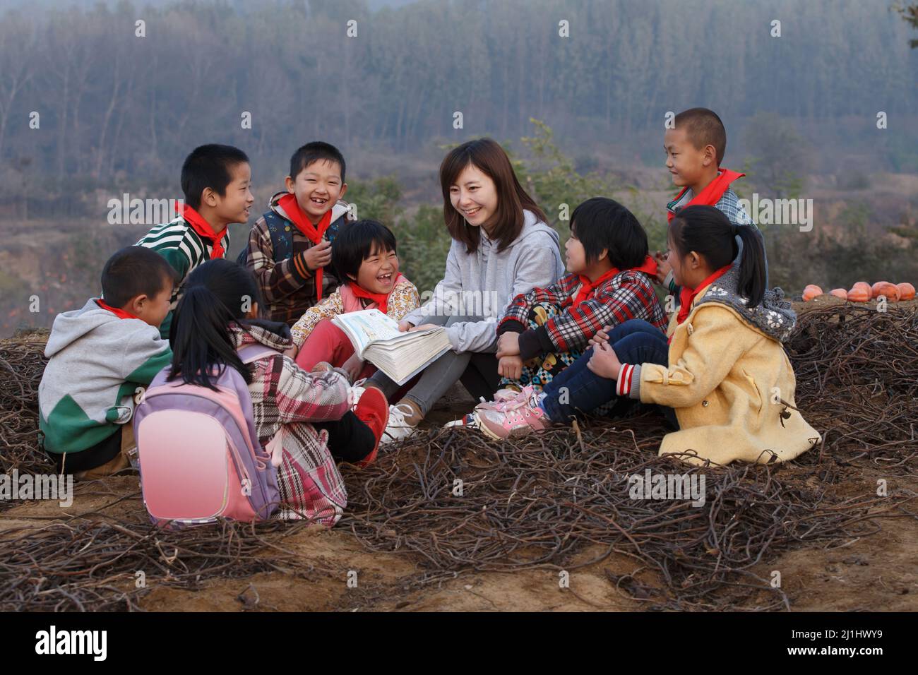Small Group Teaching Rural Rural teachers and pupils in outdoor learning Stock Photo - Alamy