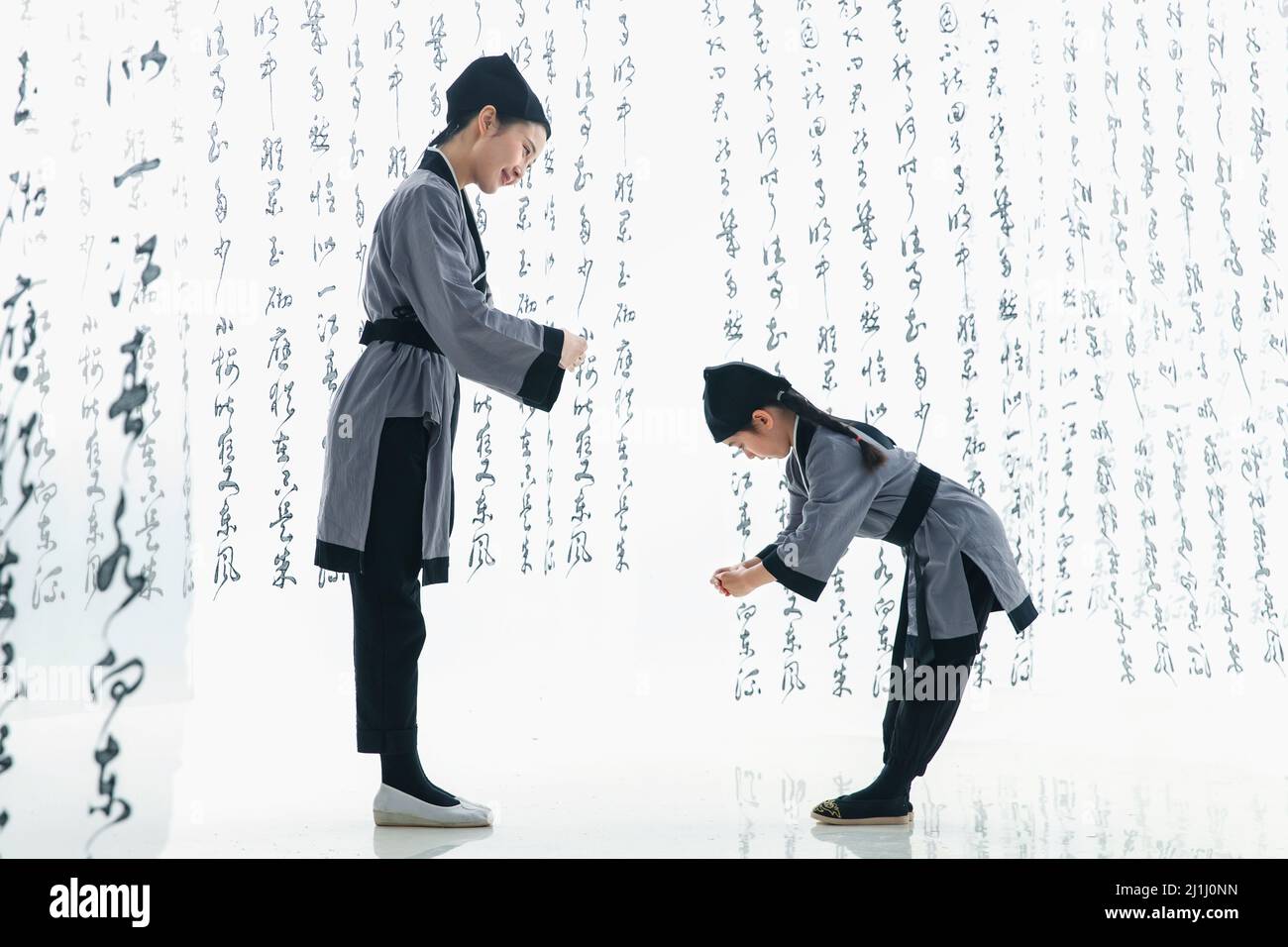 Elementary school students bow to bow to the teacher Stock Photo Alamy