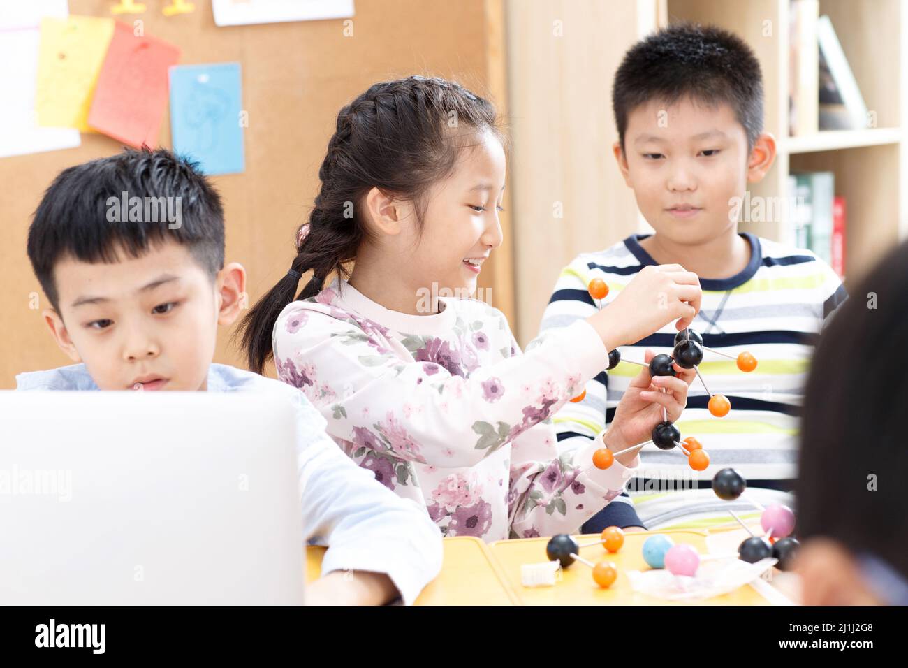 Elementary school students use computers in the classroom Stock Photo