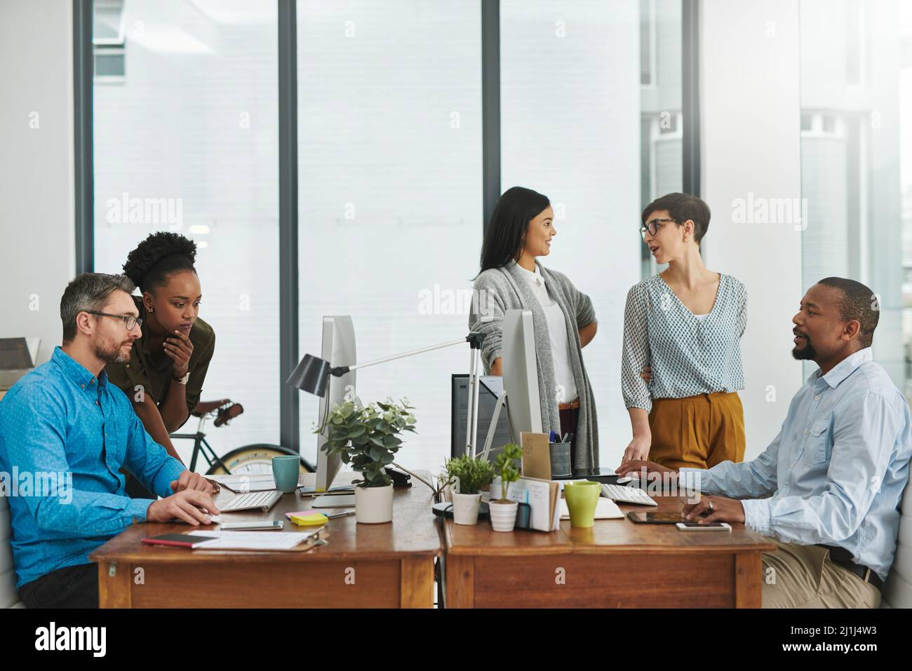 Hustle bustle modern office hi-res stock photography and images - Alamy