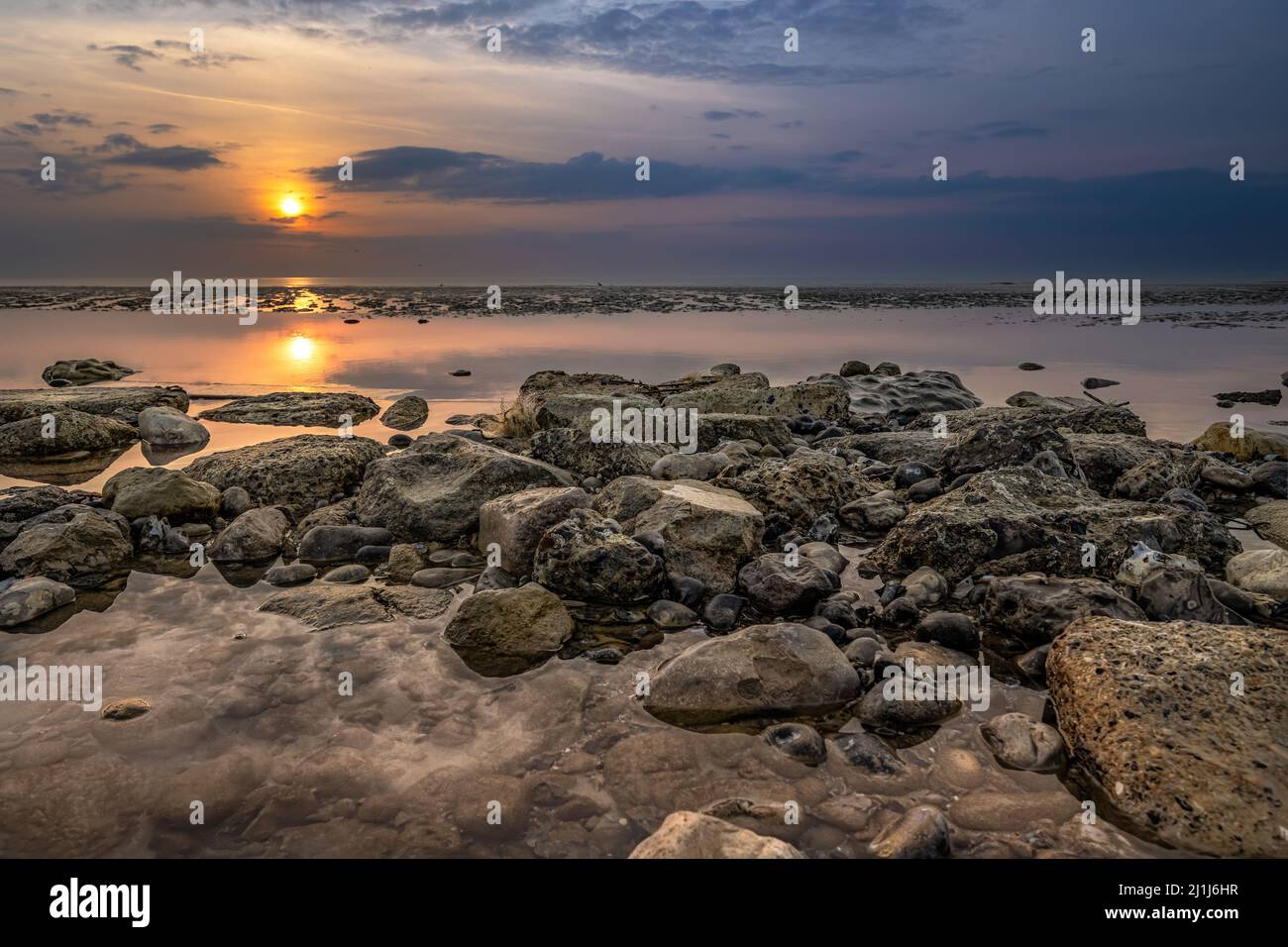 Coucher de soleil à Ault Onival, mer calme et ciel nuageux Stock Photo