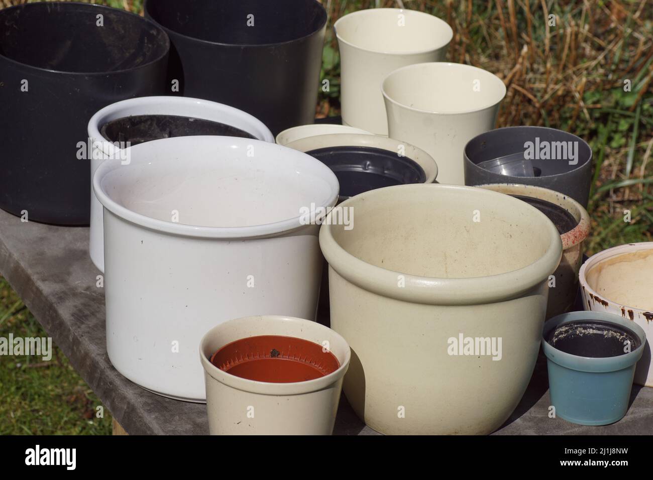 Black plastic garden pots hi-res stock photography and images - Alamy