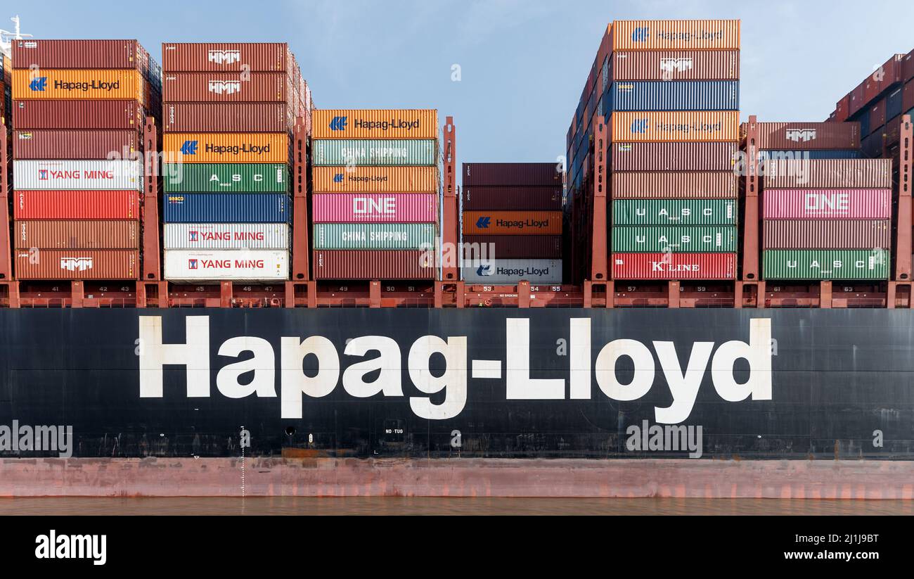 Hamburg, Germany. 25th Mar, 2022. The lettering "Hapag-Lloyd" is on the  side of a container ship of the shipping line of the same name. Credit:  Markus Scholz/dpa/Alamy Live News Stock Photo -