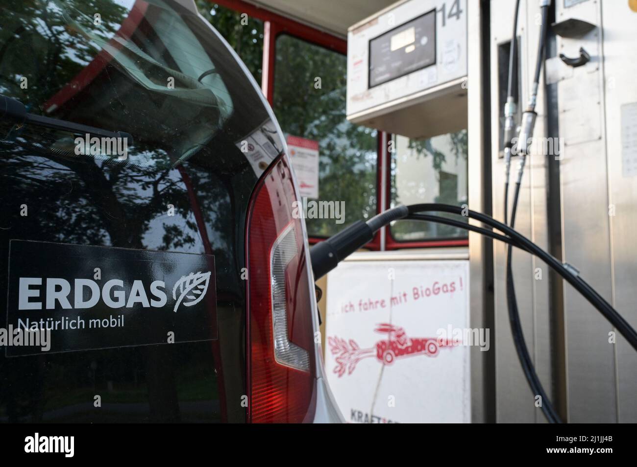 Germany, Biogas fuel station, CNG biogas fuel station for cars which are powered with natural gas or CNg biomethane gas / DEUTSCHLAND, Dannenberg im Wendland, CNG Biomethan Zapfsäule, PKW kann mit Erdgas CNG oder Biogas betrieben werden Stock Photo