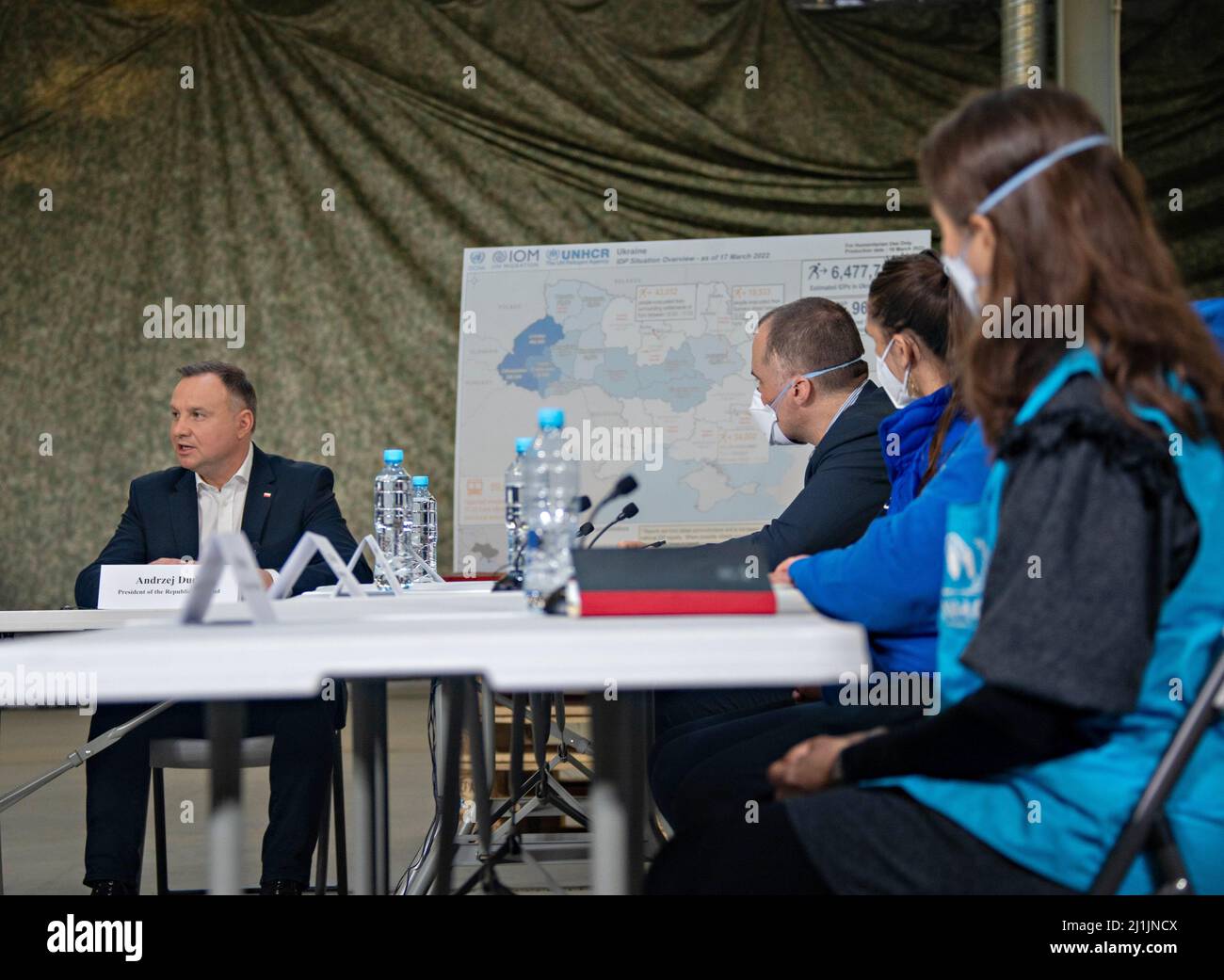 Jasionka, Poland. 25th Mar, 2022. Polish President Andrzej Duda and U.S President Joe Biden, are briefed on the humanitarian assistance programs for Ukrainian refugees, near the Ukrainian border, March 25, 2022 in Jasionka, Poland. Credit: Sgt. Robin Lewis/U.S. Marine Corps/Alamy Live News Stock Photo