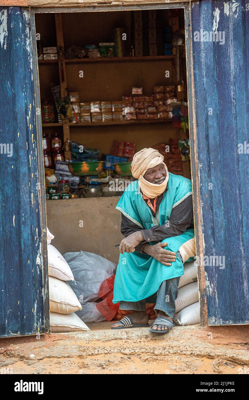 Shop owner waiting on the threshold for customers, Toungat, Mauritania Stock Photo