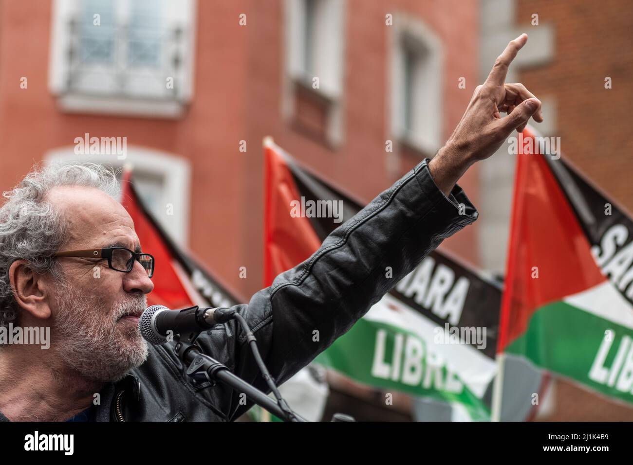 Madrid, Spain. 26th Mar, 2022. Spanish actor Guillermo Toledo speaks giving support to the Saharawi community during a demonstration in front of the Ministry of Foreign Affairs. Thousands have gathered to protest against the Spanish government's support for Morocco's autonomy plan for Western Sahara, which grants a limited autonomy to Western Sahara. Pro-independence groups as well as Algeria oppose the proposal. Credit: Marcos del Mazo/Alamy Live News Stock Photo