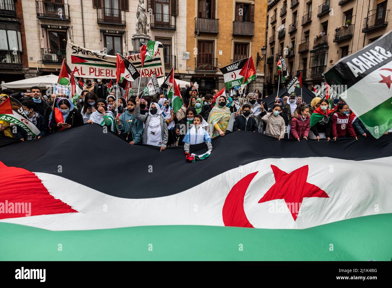 Madrid, Spain. 26th Mar, 2022. Saharawi community and supporters are seen waving a large flag during a demonstration in front of the Ministry of Foreign Affairs. Thousands have gathered to protest against the Spanish government's support for Morocco's autonomy plan for Western Sahara, which grants a limited autonomy to Western Sahara. Pro-independence groups as well as Algeria oppose the proposal. Credit: Marcos del Mazo/Alamy Live News Stock Photo