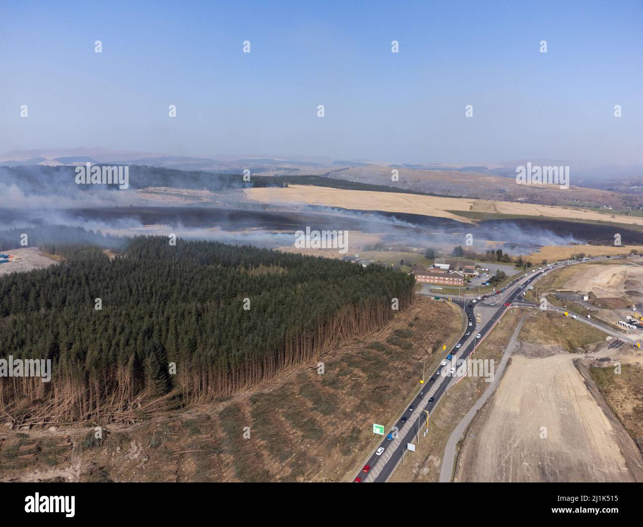 Merthyr Tydfil, South Wales, UK.  26 March '22.  Large mountain fires this afternoon, close to the A465 Heads of The Valleys road.  Credit: Andrew Bartlett/Alamy Live News Stock Photo