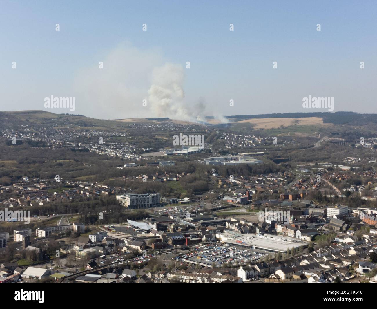 Merthyr Tydfil, South Wales, UK.  26 March '22.  Large mountain fires this afternoon, close to the A465 Heads of The Valleys road.  Credit: Andrew Bartlett/Alamy Live News Stock Photo