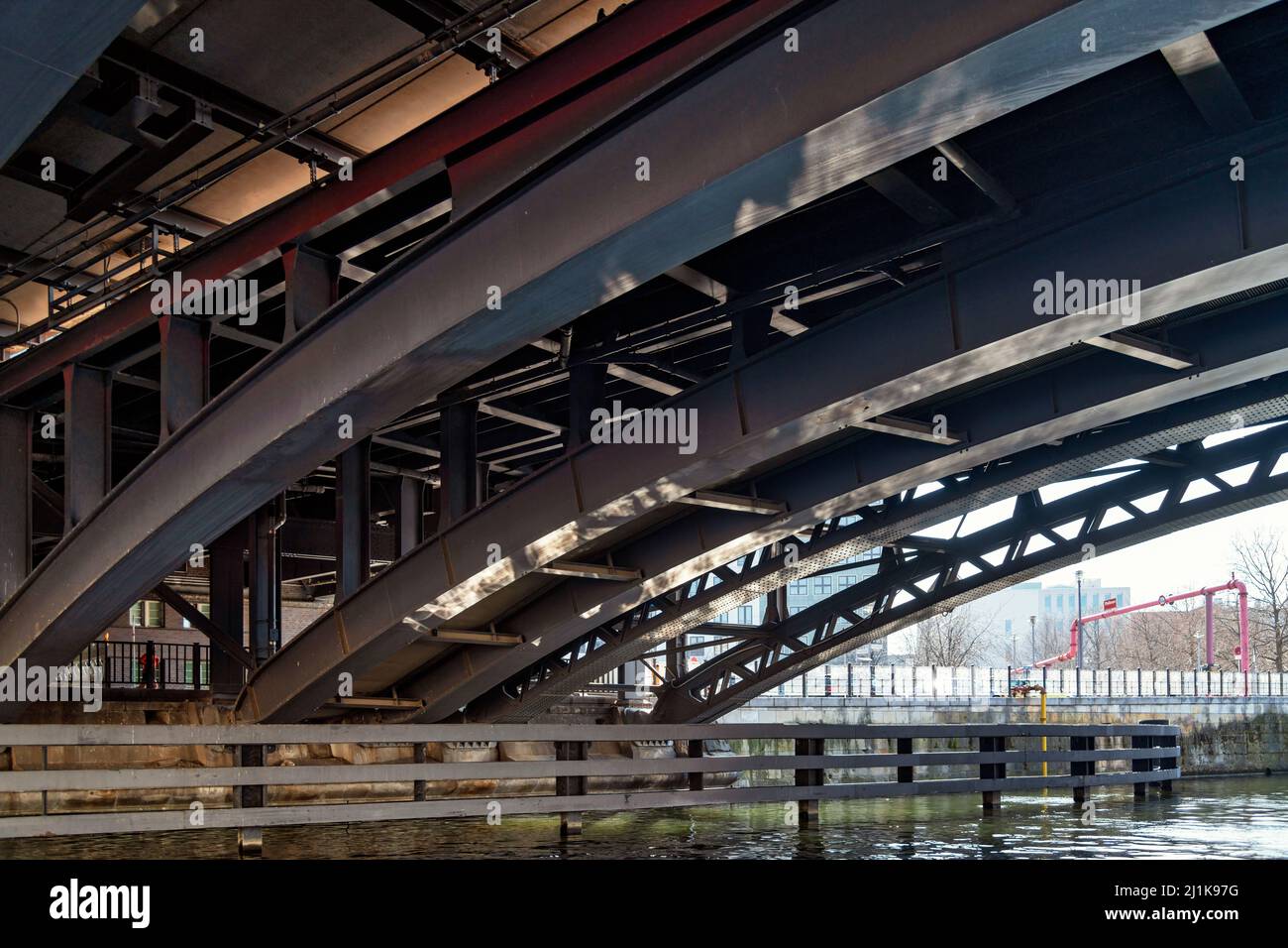 Die Unterseiter der Weidendammer Brücke in Berlin Stock Photo