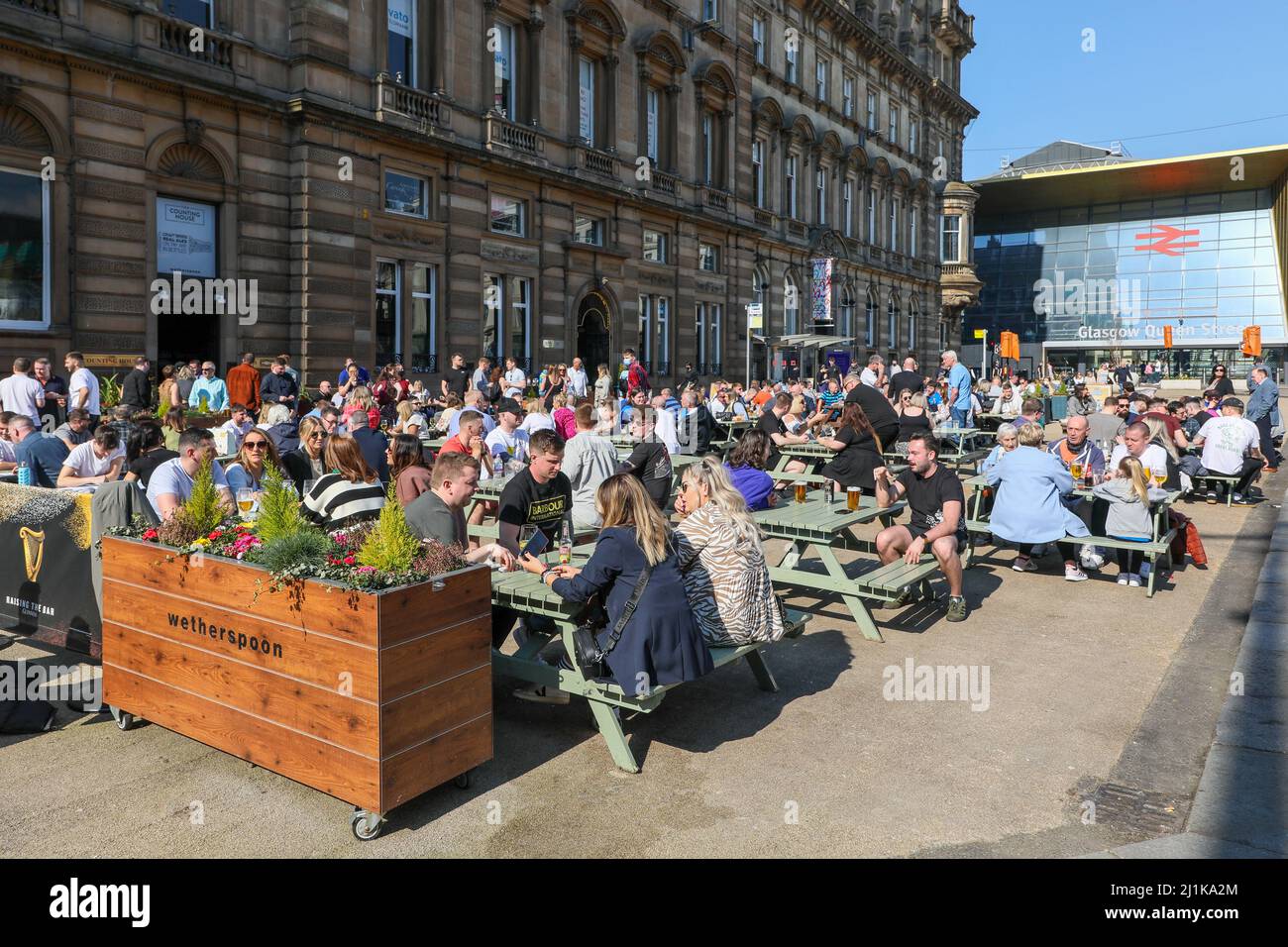 Glasgow, UK. 26th Mar, 2022. As the temperatures soar above 20 degrees
