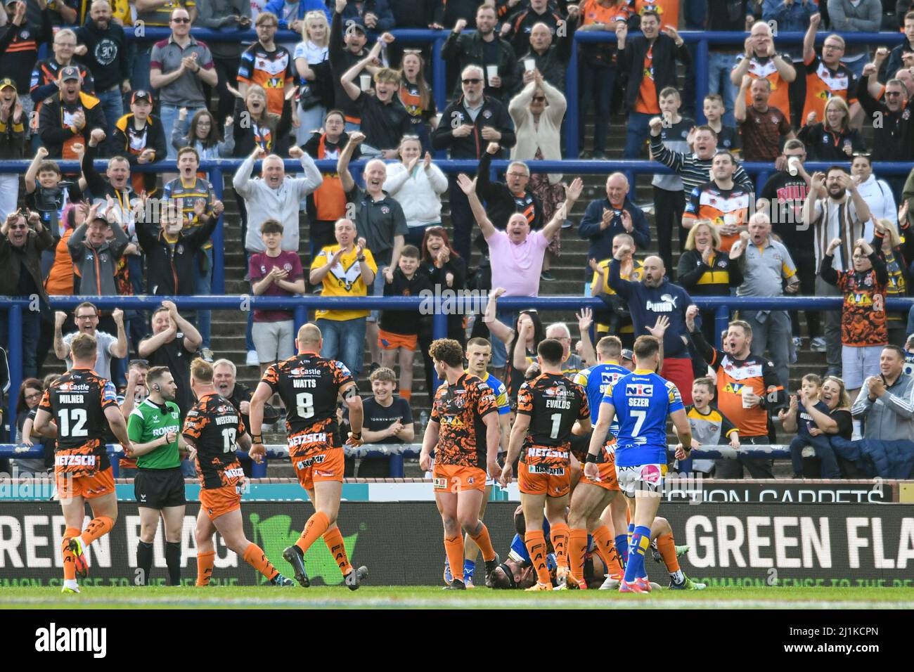 The Castleford Tigers fans celebrate their team scoring a try to make it 014 Stock Photo Alamy