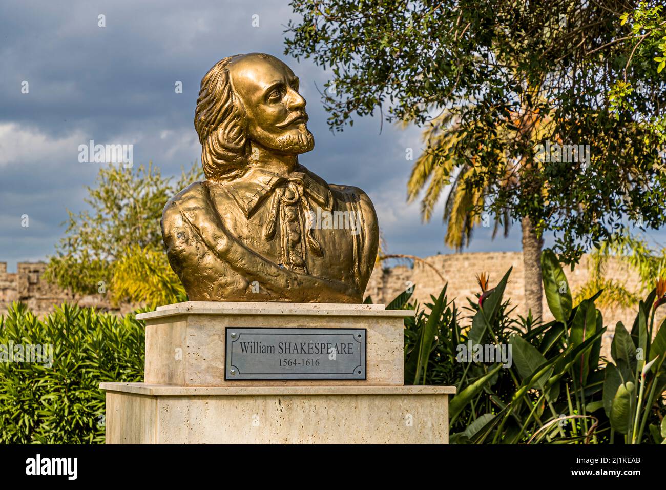 Next to the 14-century fortress of Famagusta with its Otello column is a bust of the poet William Shakespeare. Gazimağusa, Turkish Republic of Northern Cyprus (TRNC) Stock Photo