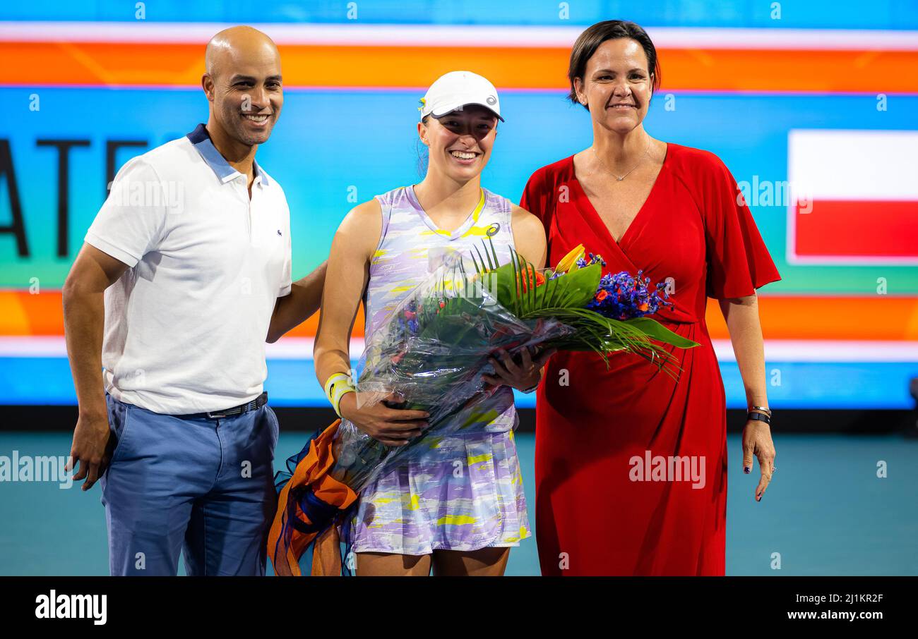 Iga Swiatek of Poland celebrates becoming the World No 1 with tournament director James Blake and tennis legend Lindsay Davenport during the second round of the 2022 Miami Open, WTA Masters 1000 tennis tournament on March 25, 2022 at Hard Rock stadium in Miami, USA - Photo: Rob Prange/DPPI/LiveMedia Stock Photo
