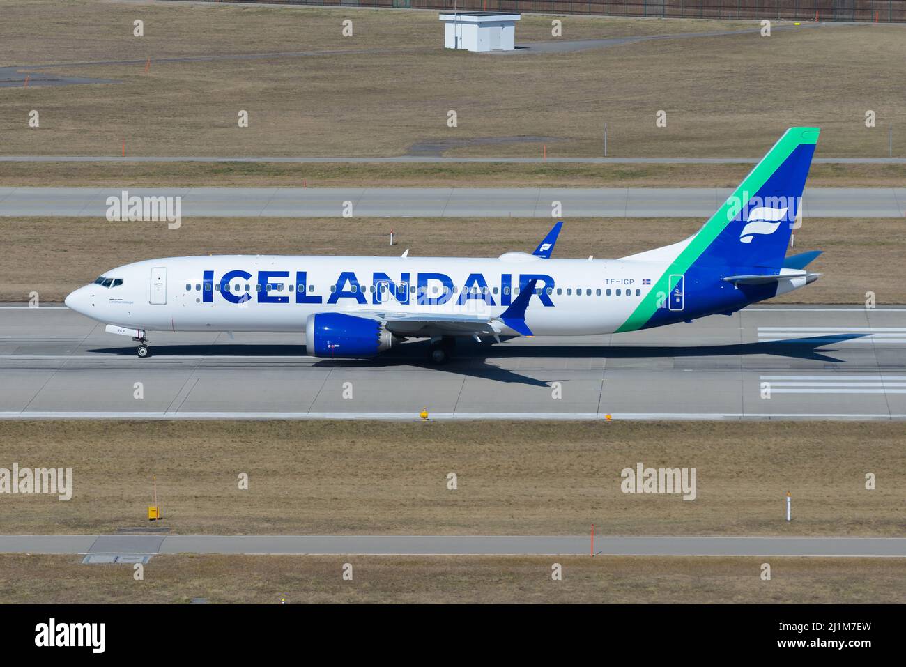 Icelandair 737 max hi-res stock photography and images - Alamy