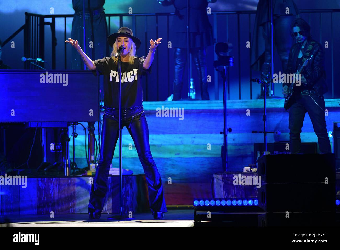 Bremen, Germany. 26th Mar, 2022. Singer Sarah Connor sings at her concert 'Herz Kraft Werke' in Bremen's ÖVB Arena. Credit: Michael Bahlo/dpa/Alamy Live News Stock Photo