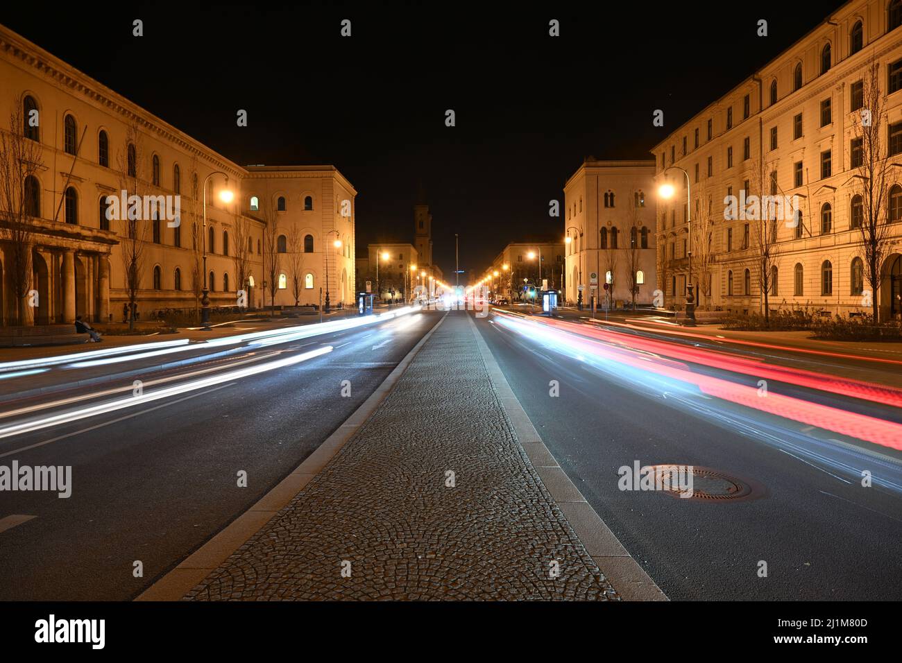 Streaks from car headlights hi-res stock photography and images - Alamy