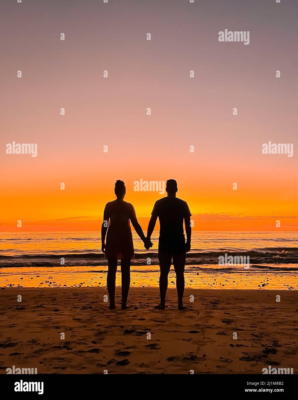 Couple silhouette holding hands hi-res stock photography and images - Alamy