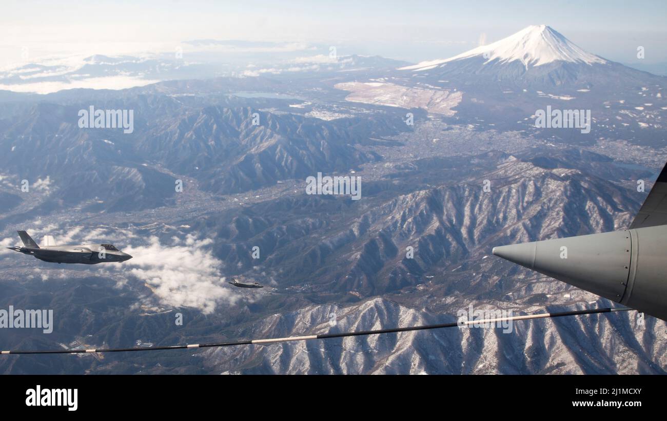 U.S. Marine Corps F-35B Lightning II’s with Marine Fighter Attack Squadron (VMFA) 121 fly near Mt. Fuji, Japan, March 23, 2022. Marines with Marine Aerial Refueler Transport Squadron 152 supported Marines with VMFA-121 during a training flight simulating close air support at Camp Fuji, Japan. Marine Corps aviation routinely conducts training throughout the region to remain combat-ready in support of a free and open Indo-Pacific and to demonstrate our commitment to the Treaty of Mutual Cooperation and Security between the U.S. and Japan. (U.S. Marine Corps photo by Cpl. Tyler Harmon) Stock Photo