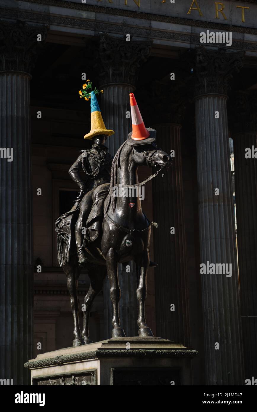 The Duke of Wellington statue outside the Gallery of Modern Art (GOMA) in Glasgow with the blue and yellow colours of Ukraine on his traffic cone. Stock Photo