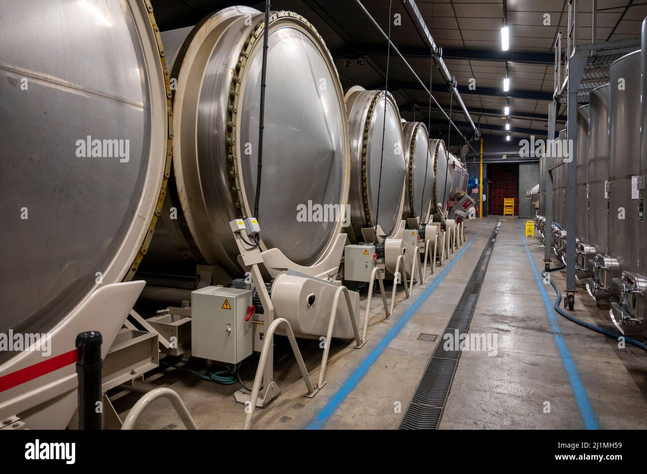 Production of sweet cassis creme liquor from ripe black currant berries