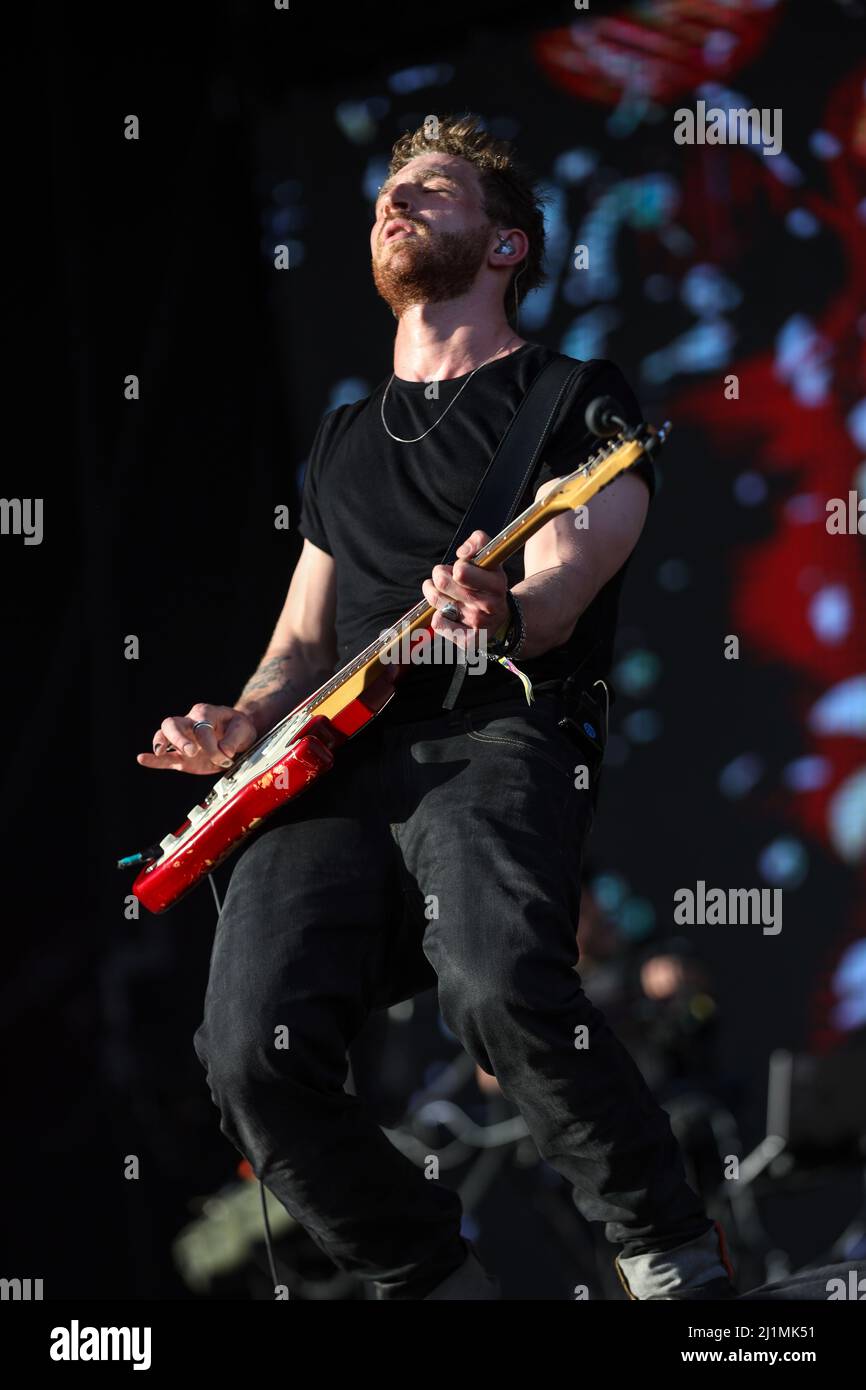 https://c8.alamy.com/comp/2J1MK51/two-feet-during-lollapalooza-brasil-2022-music-festival-at-autdromo-interlagos-in-so-paulo-this-friday-march-26-credit-brazil-photo-pressalamy-live-news-2J1MK51.jpg