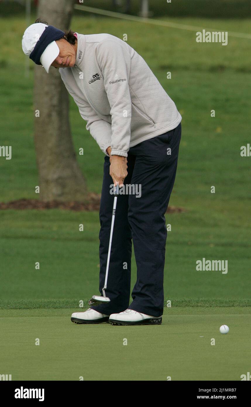 Nov 1, 2009-Incheon, South Korea-Juli Inkster of Los Altos CA putts on the 18th hole during final round of Hana Bank Kolon Championship at Sky 72 Golf Club on November 1, 2009 in Incheon, South Korea. Stock Photo