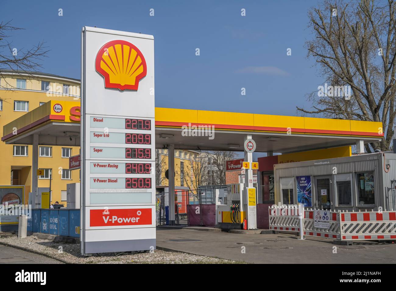 Benzinpreise, Shell Tankstelle, Berlin, Deutschland Stock Photo