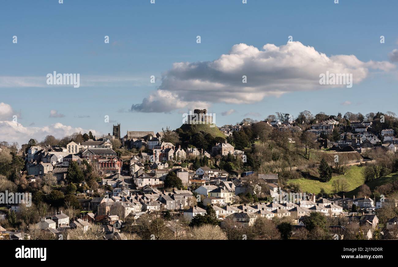 The medieval Launceston Castle (1070) stands high on its motte (mount) above the town of Launceston, Cornwall, UK Stock Photo