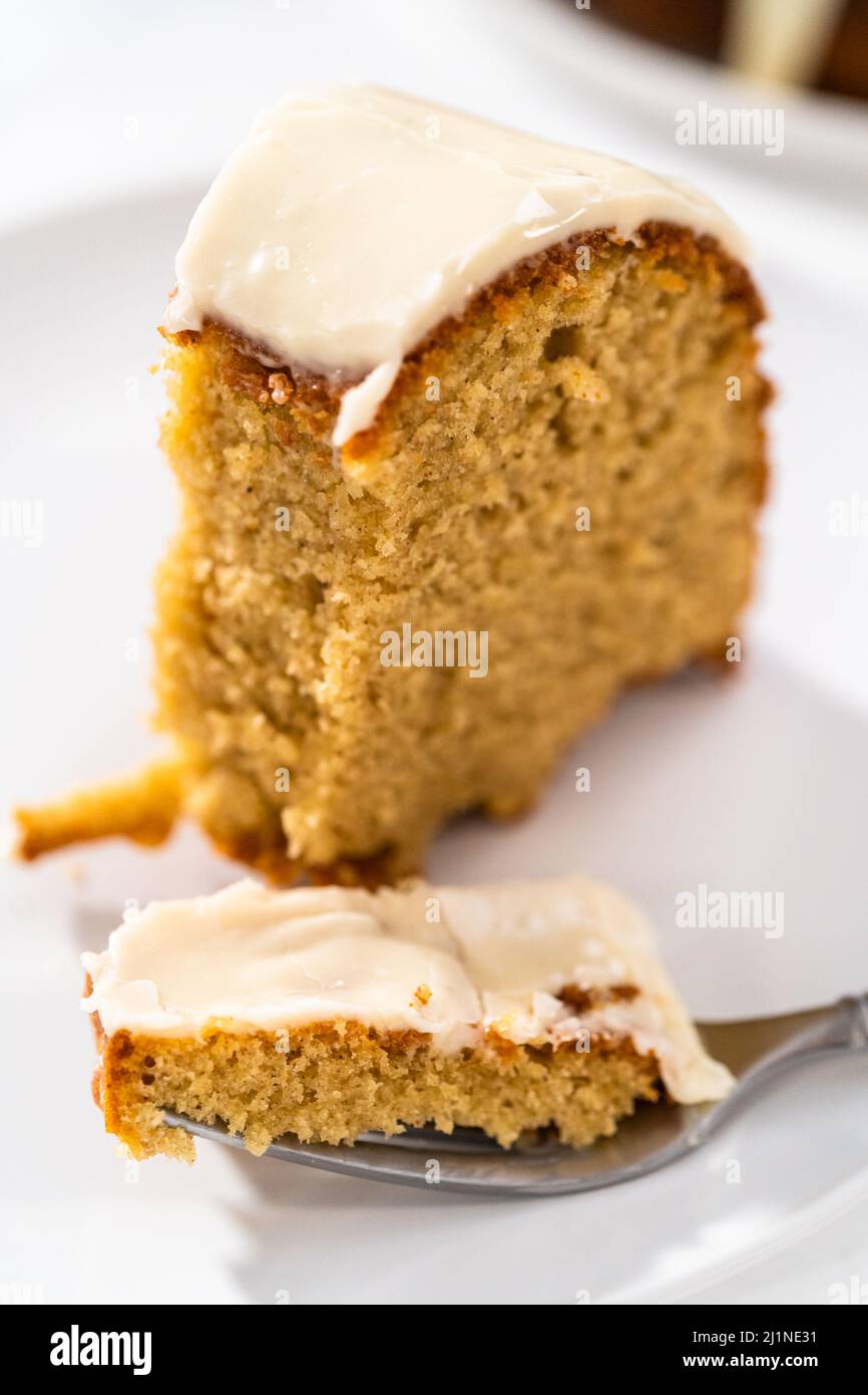 Slicing homemade eggnog bundt cake with an eggnog glaze Stock Photo Alamy