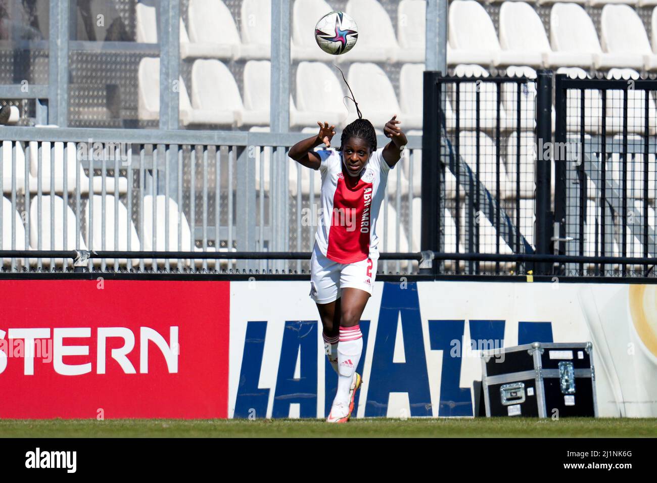 DUIVENDRECHT, NETHERLANDS - MARCH 27: Liza van der Most of Ajax during the Dutch Pure Energie Woman Eredivisie match between Ajax and PSV at De Toekomst on March 27, 2022 in Duivendrecht, Netherlands (Photo by Patrick Goosen/Orange Pictures) Stock Photo