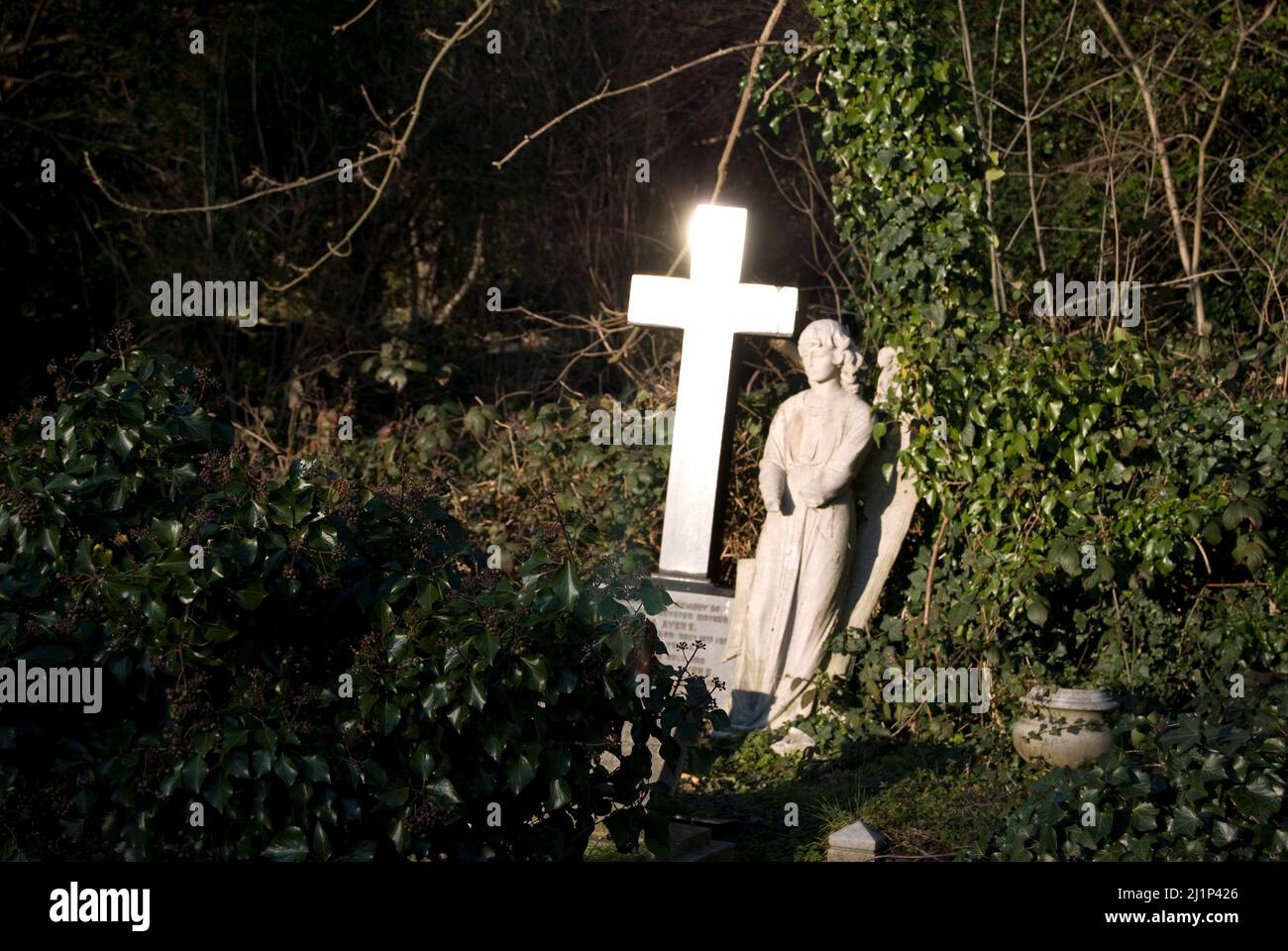 Statue angel cross highgate cemetery hires stock photography and