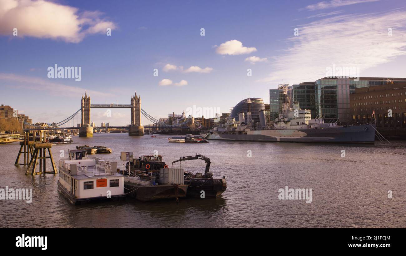 The river thames towards tower bridge hi-res stock photography and ...