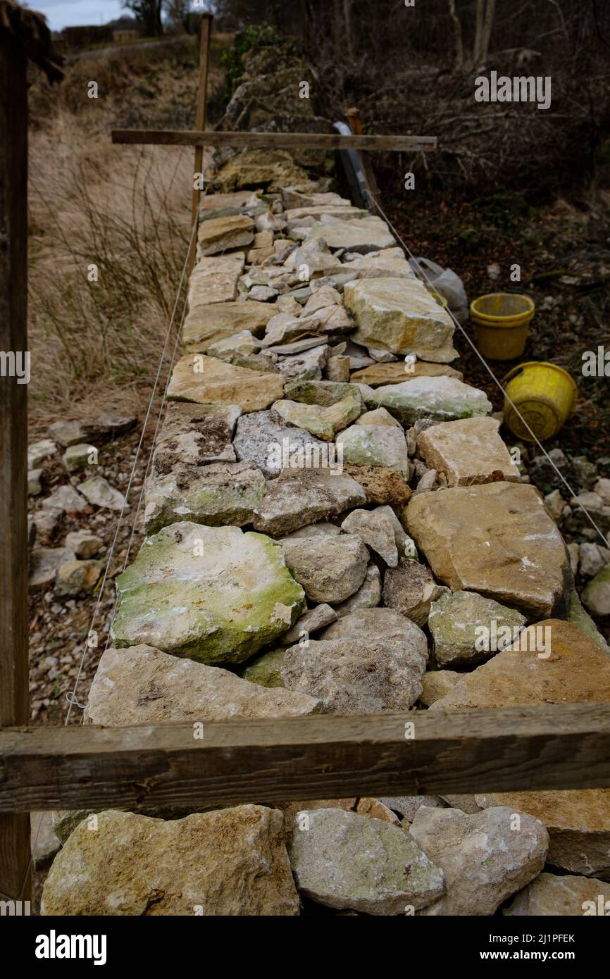 Constructing a dry stone wall - Dry Stone walling in the Cotswolds Stock Photo