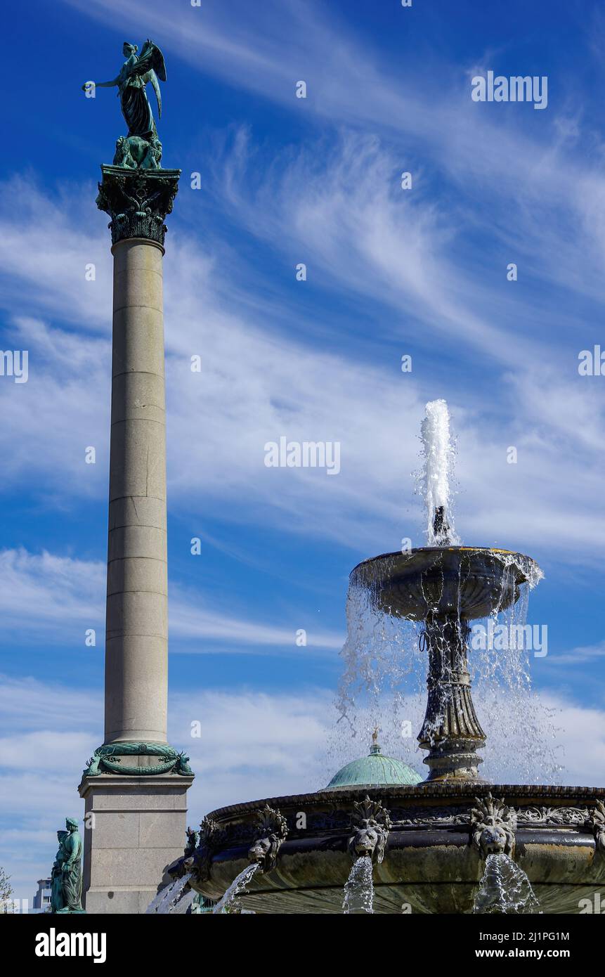 Stuttgart, Baden-Württemberg, Germany: Fountain and Jubilee Pillar (Jubiläumssäule) on Schlossplatz square. Stock Photo