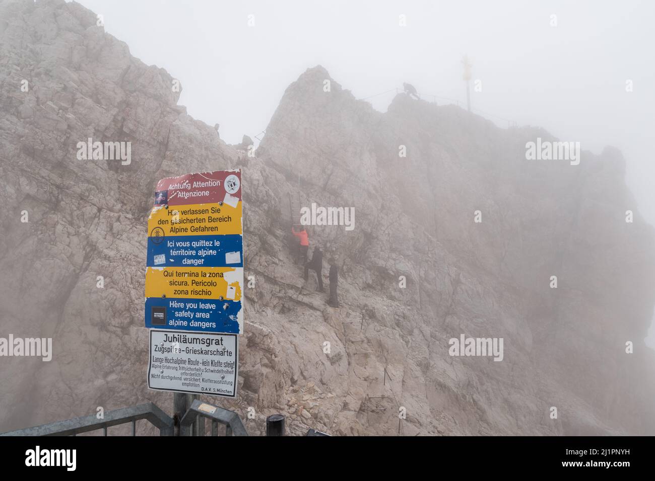 Fog warning sign hi-res stock photography and images - Alamy