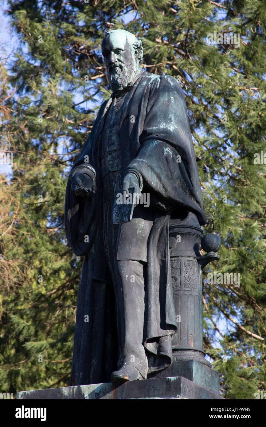 A statue of Lord Kelvin at the Stranmillis Road entrance of the Botanic Gardens Belfast Northern Ireland Stock Photo
