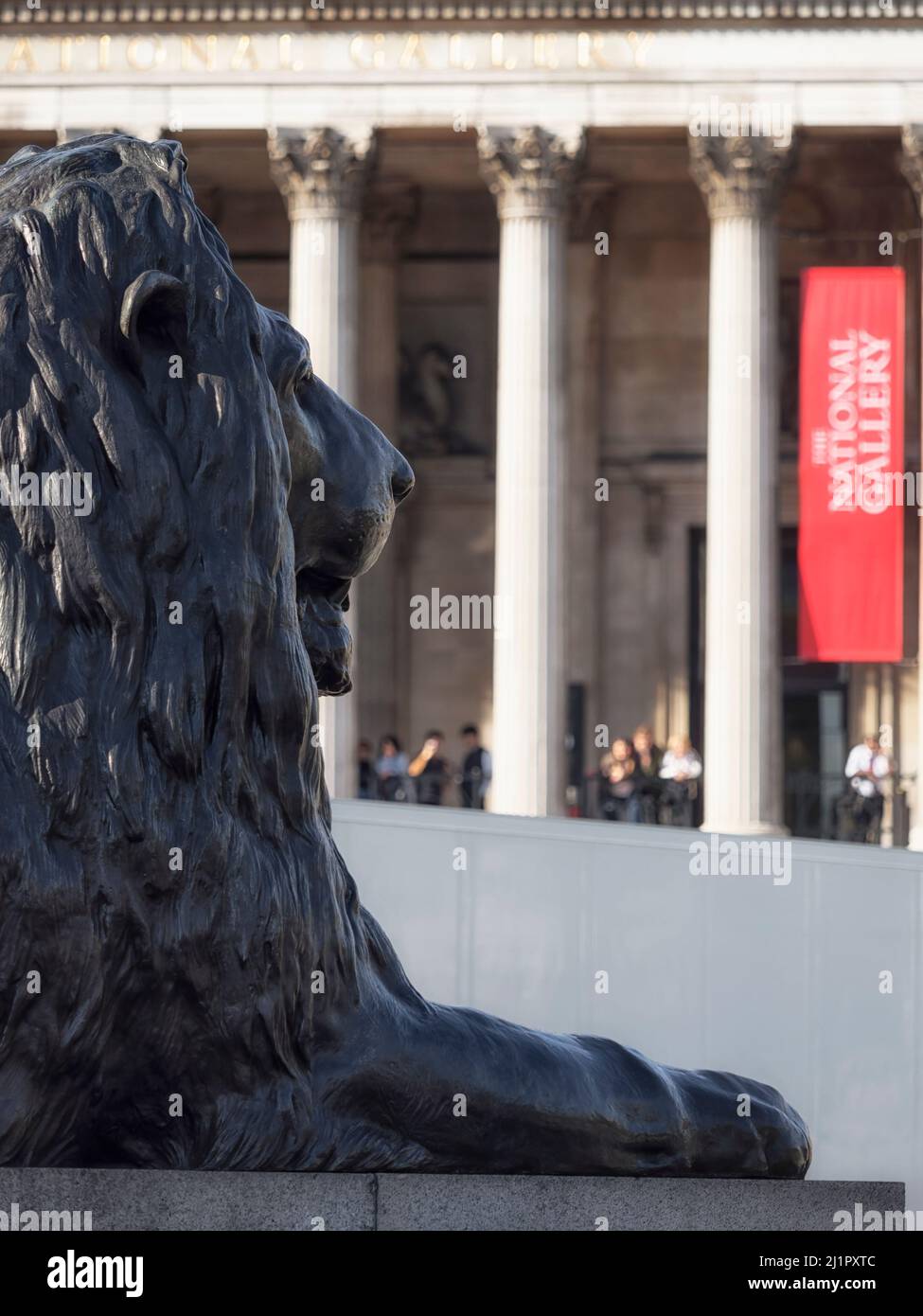 Bronze lions london hi-res stock photography and images - Alamy