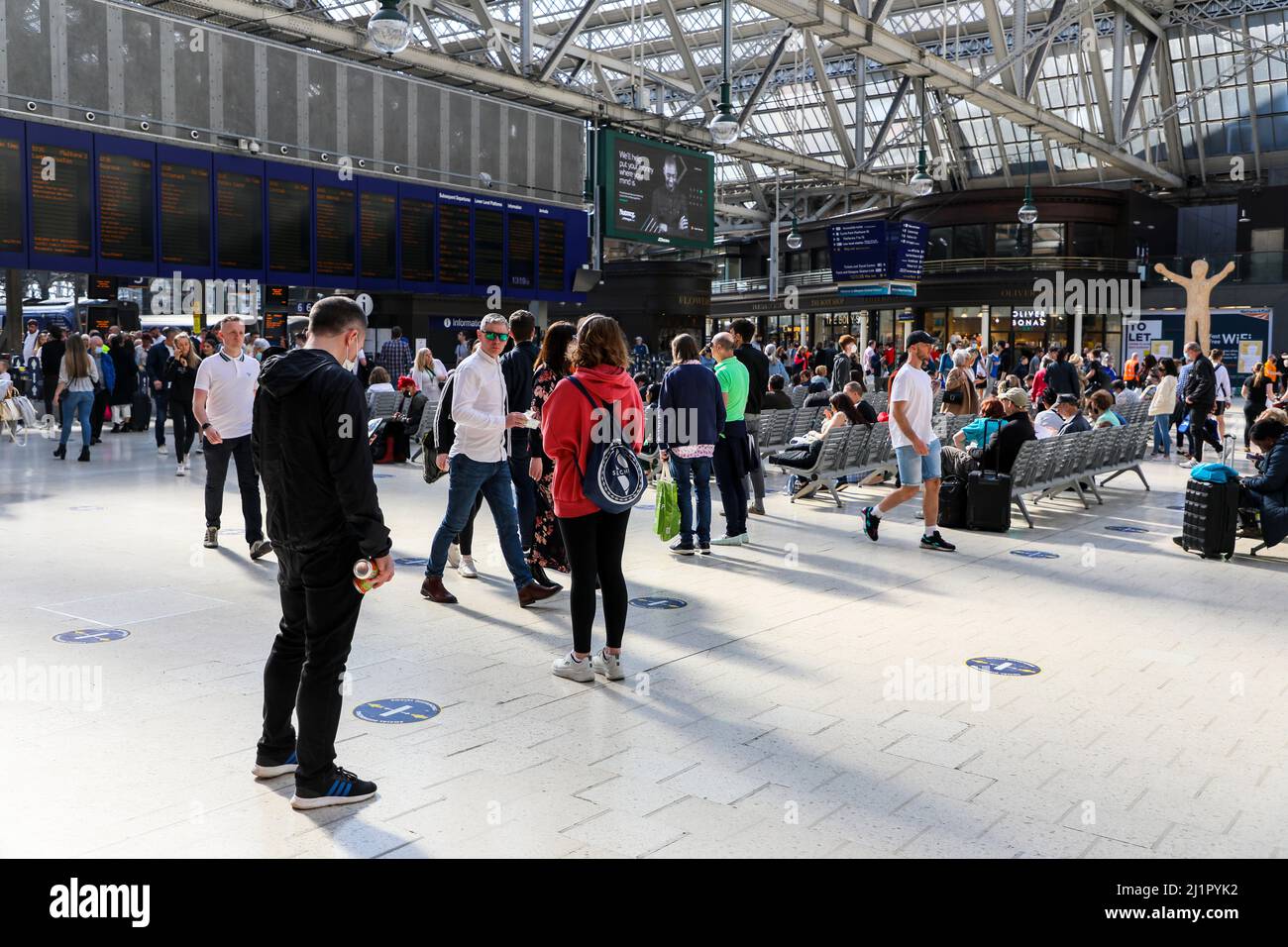 Passengers waiting at the concourse of Glasgow Central railway station, Glasgow, Scotland, UK Stock Photo