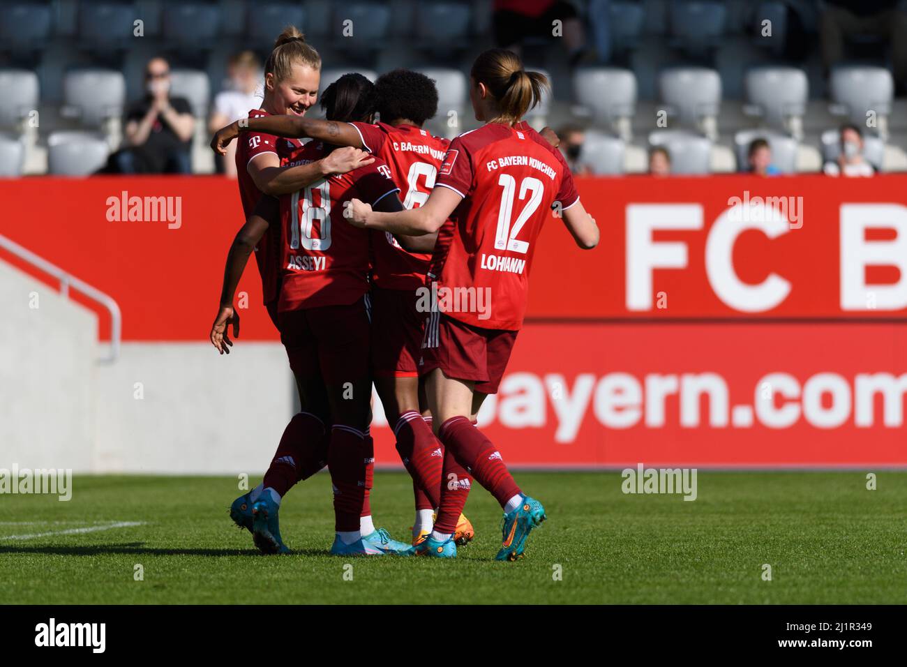 Maximiliane Rall (8 FC Bayern Munich) celebratiing her goal while