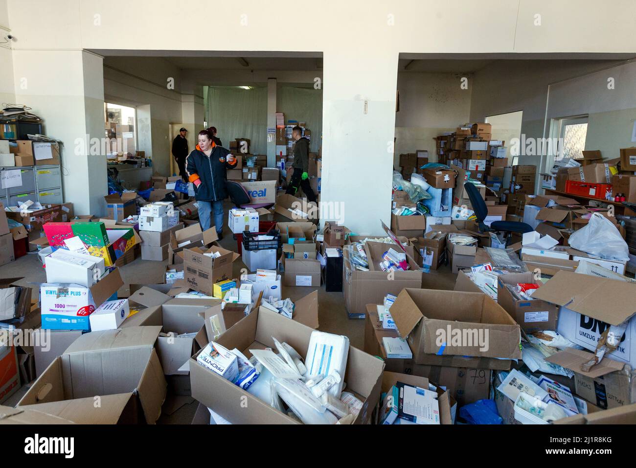 Non Exclusive: UZHHOROD, UKRAINE - MARCH 24, 2022 - Volunteers of the Family of Christ Charity Foundation sort and reload humanitarian assistance sent Stock Photo