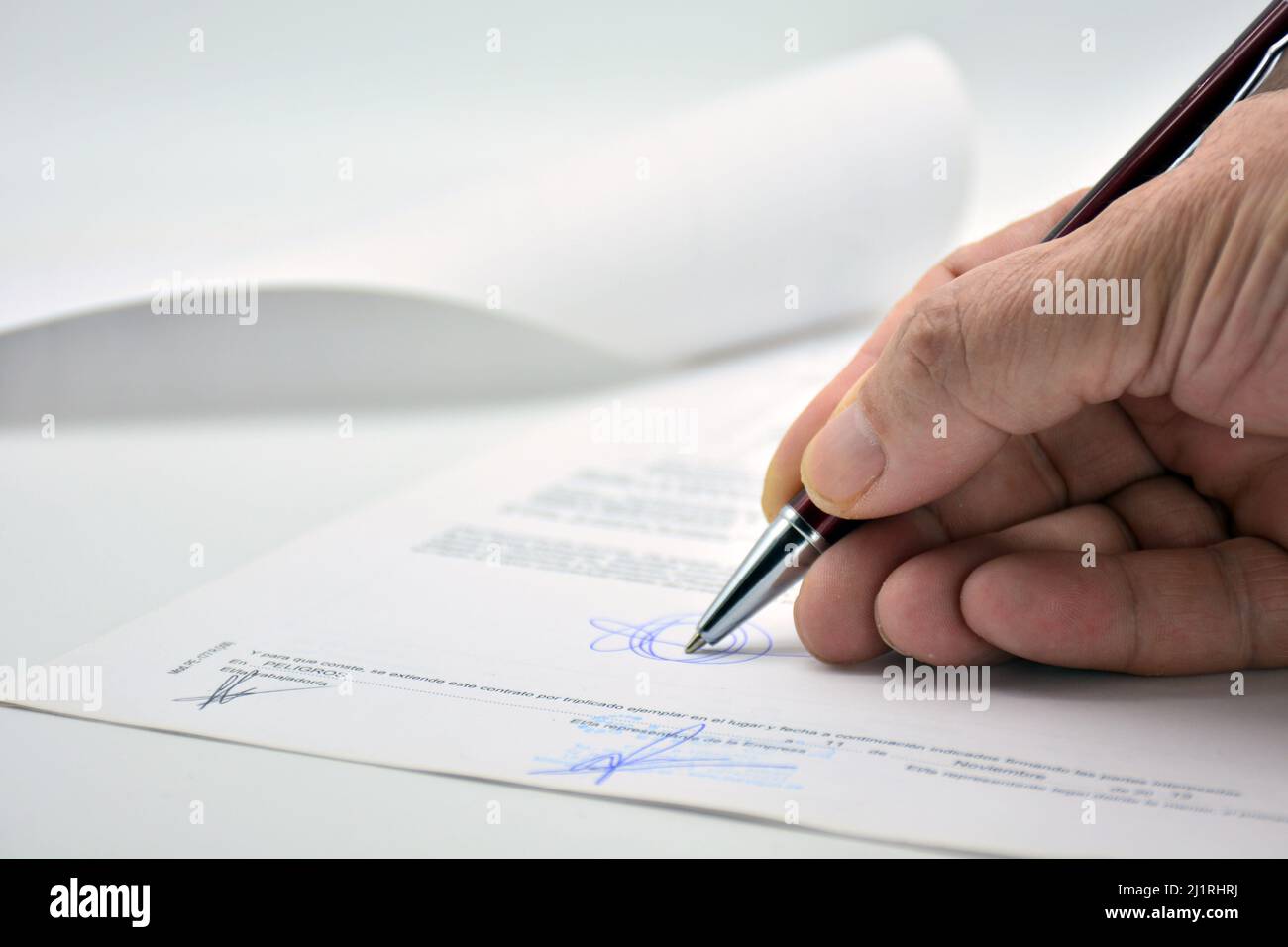 Documento firmado con un bolígrafo, contrato Stock Photo