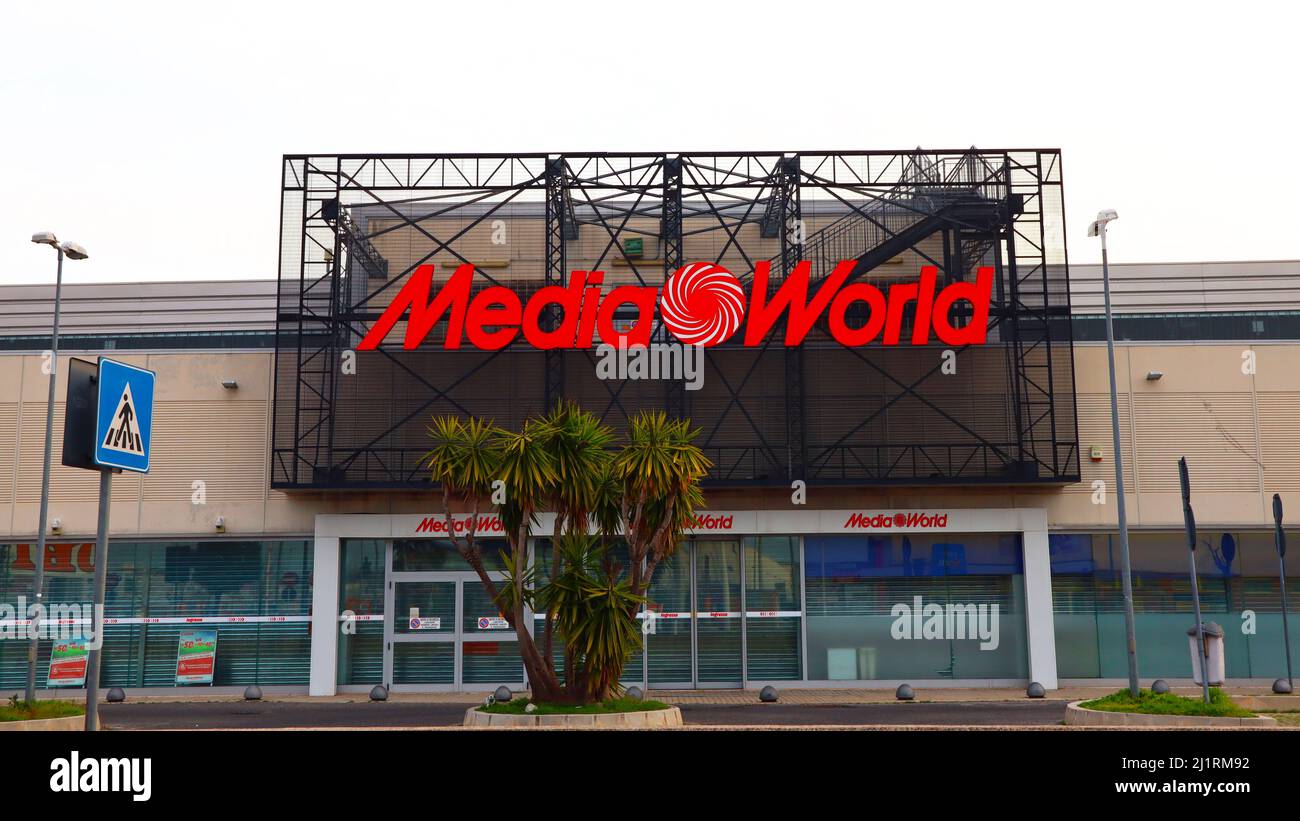 AMSTERDAM, NETHERLANDS - JULY 8, 2017: People walk by Media Markt store in  Amsterdam. Media Markt is the largest consumer electronics store chain in E  Stock Photo - Alamy