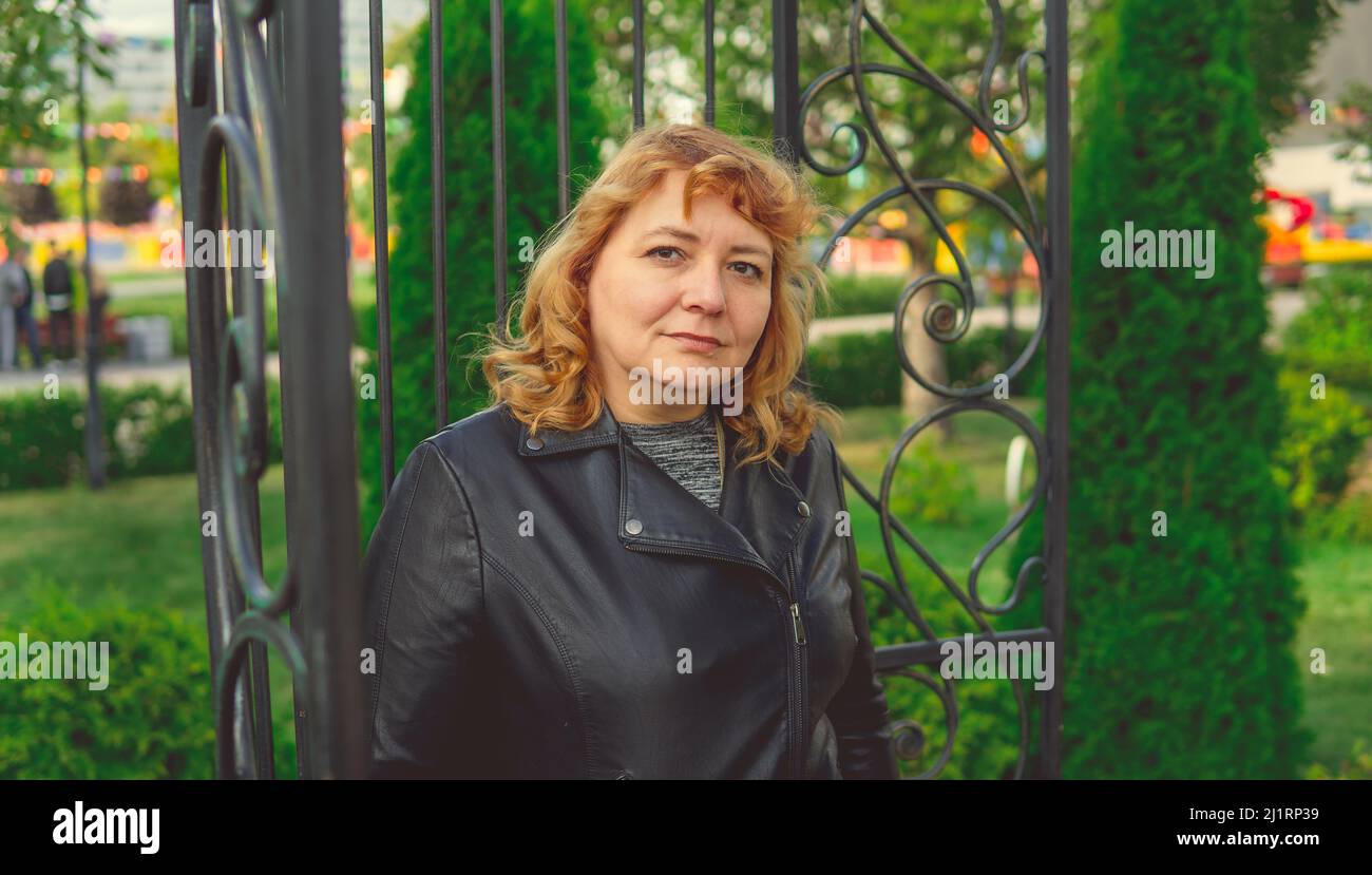 Woman garden fence hi-res stock photography and images - Alamy